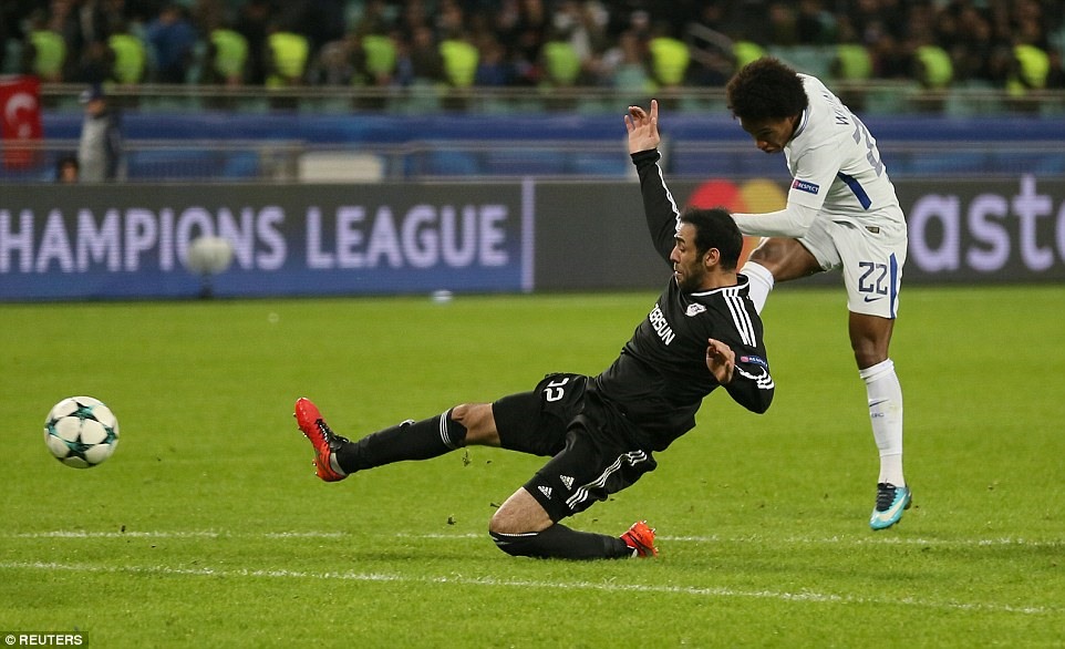 Willian (áo trắng) tung cú sút xa ấn định tỷ số 4-0. Ảnh: Reuters.