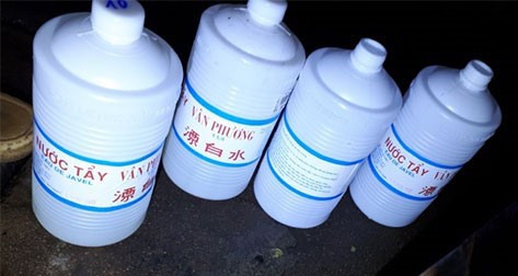 Những chai nước tẩy Javel bị phát hiện, nằm ngổn ngang ở hiện trường. Ảnh: H.A