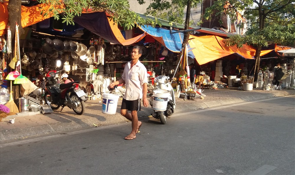 Vỉa hè được các hộ buôn bán tận dụng triệt, đẩy người đi bộ xuống lòng đường.