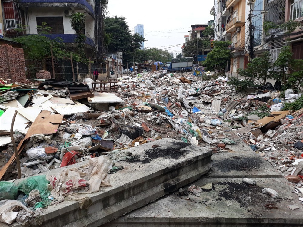 Đã rất nhiều lần kiến nghị với cơ quan chức năng nhưng vẫn không có kết quả để đoạn đường này trở thành điểm tập kết đổ trộm rác thải xây dựng. Hằng ngày có rất nhiều xe coi đây là điểm tập kết rác thải lý tưởng, những đống rác bắt đầu cao dần lên...