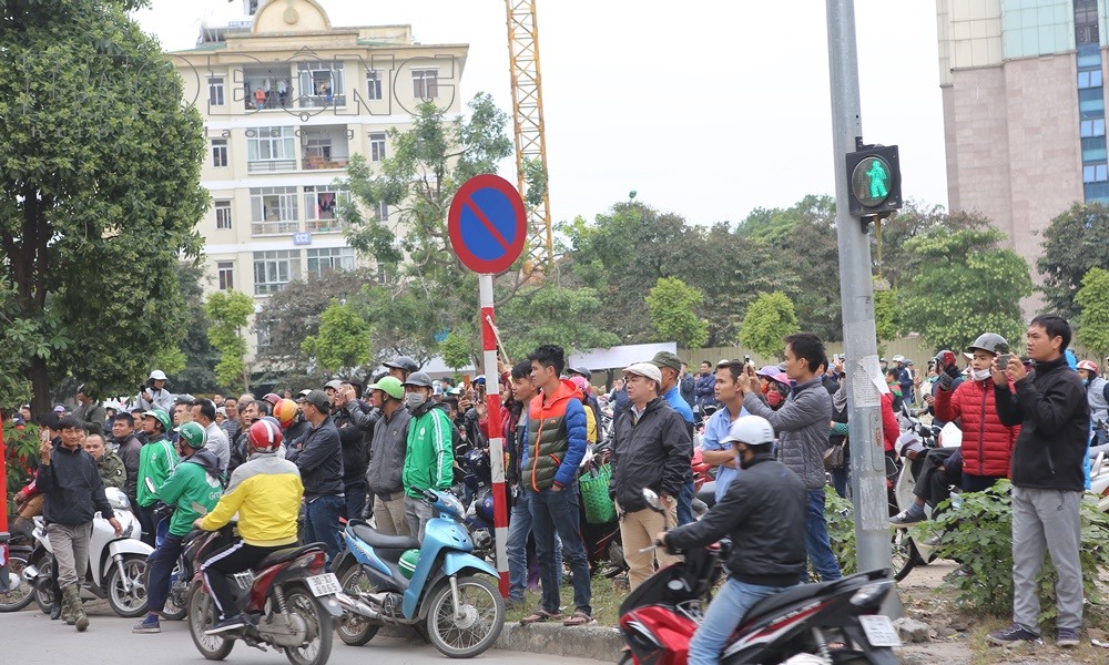 Rất nhiều người hiếu kỳ kéo đến theo dõi vụ cháy.