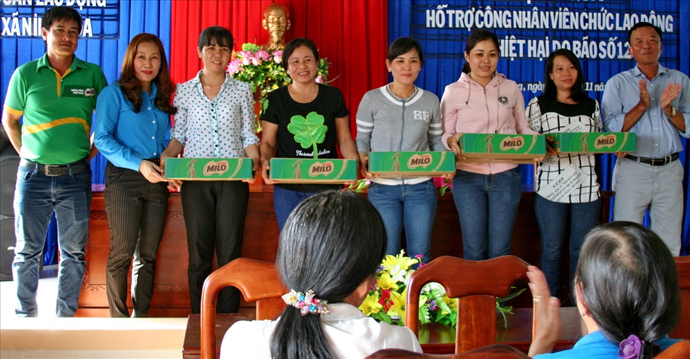 Những phần quà thiết thực của Công ty Nestle được dành cho các em nhỏ tại Ninh Hòa góp phần giảm bớt khó khăn cho cha mẹ các em đang nỗ lực đứng lên sau bão. Ảnh: P.L