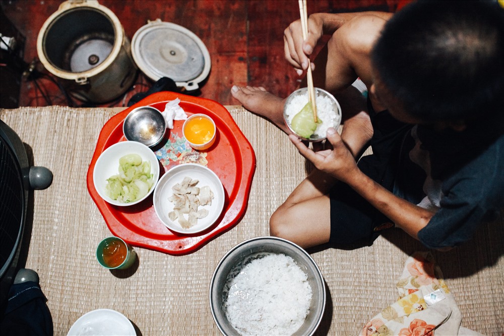 hi phí ăn uống, sinh hoạt đối với bệnh nhân chạy thận không nhiều vì hầu hết phải ăn kiêng, rất đạm bạc.