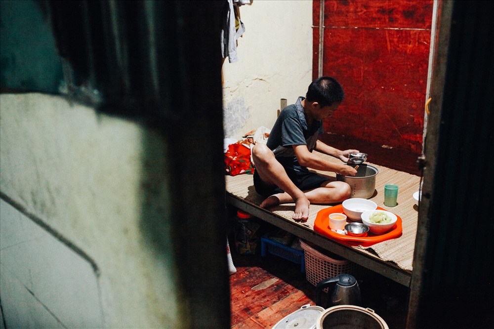Khu xóm có khoảng 50 phòng trọ tồi tàn, ẩm thấp. Mỗi phòng trọ chỉ khoảng 8 m2 dành cho 2 người với tiền thuê 1 triệu đồng/ tháng, đó là chưa kể tiền điện, nước.