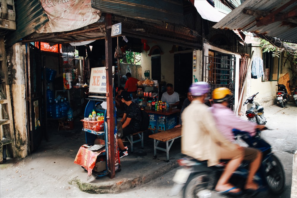 Để có tiền trang trải cho sinh hoạt và thuốc men, ai còn sức thì còn đi làm, có những người vừa rút kim truyền, lại quay quắt đi kiếm sống.