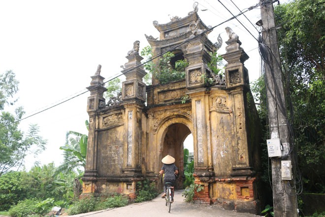 Cổng vào làng Cựu.
