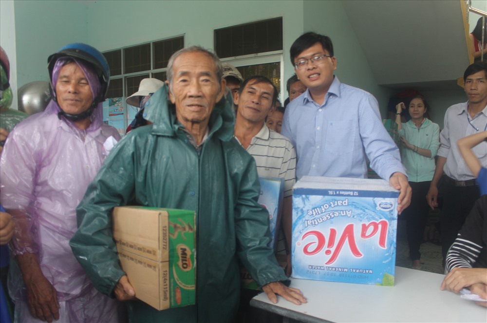 Anh Lê Bảo Lâm - đại diện nhà phân phối Nestlé tại Phú Yên trao quà cho người dân xã Xuân Thịnh. Ảnh: N.B