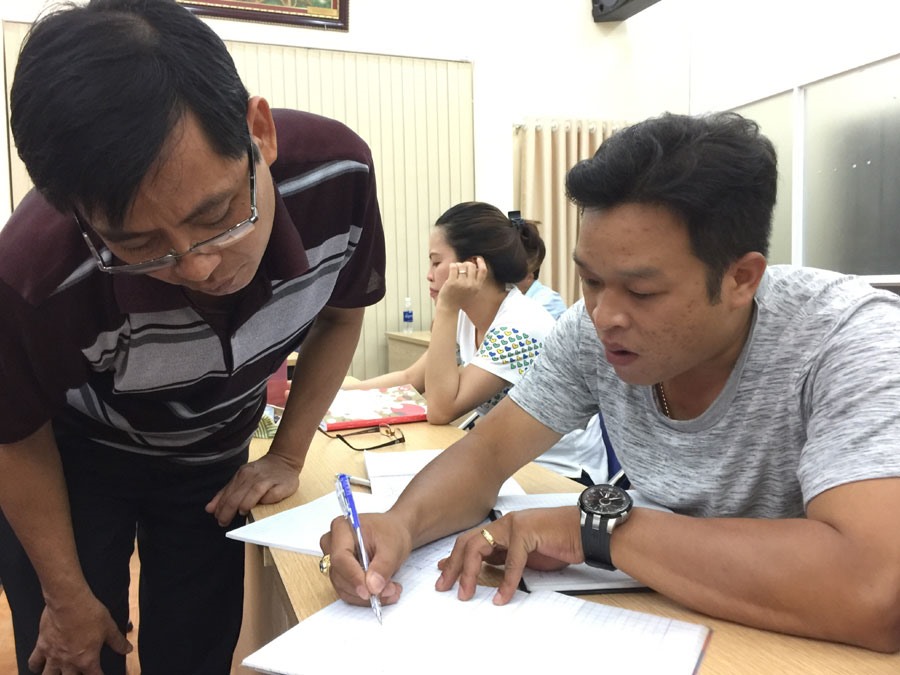 Ôn bài trước giờ vào học.