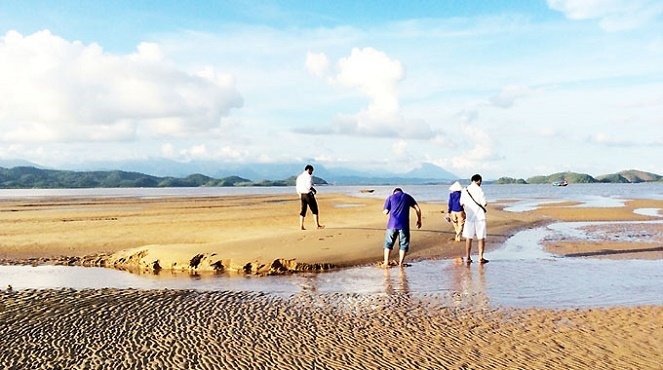 2. Mũi Lòng Vàng cách rừng ngập mặn Đồng Rui không xa. Đây là một đảo cát cách bờ khoảng 4km giữa biển xanh mênh mông và chỉ khi nước rút cạn, đảo cát rộng khoảng 3km2 mới “lộ nguyên hình”. Ảnh: CTV