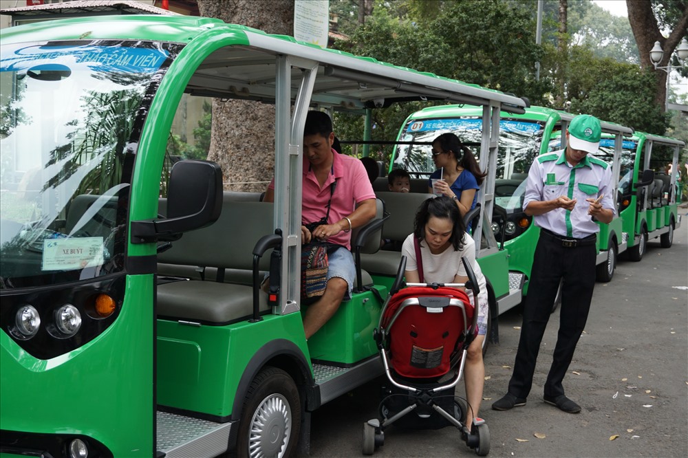 Sắp tới các tuyến xe điện sẽ được kết nối phục vụ khách đi buýt sông. Ảnh: M.Q