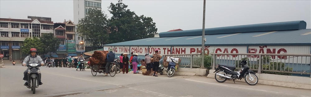 Dòng chữ Chào mừng Thành phố Cao Bằng vẫn còn nguyên trong khi ngôi chợ với các sự gia cố làm xấu mỹ quan thành phố và gây ức chế lớn trong cộng đồng tiểu thương.