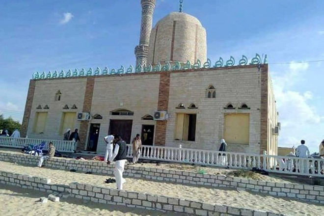 CNN dẫn nguồn từ các phương tiện truyền thông địa phương của Ai Cập cho biết ít nhất 85 người đã thiệt mạng và 150 người khác bị thương trong một vụ đánh bom mới xảy ra tại nhà thờ Hồi giáo Al Rawdah, phía Tây thành phố El Arish, bán đảo Sinai, Ai Cập. Tuy nhiên, theo BBC, con số người chết đã là 155.