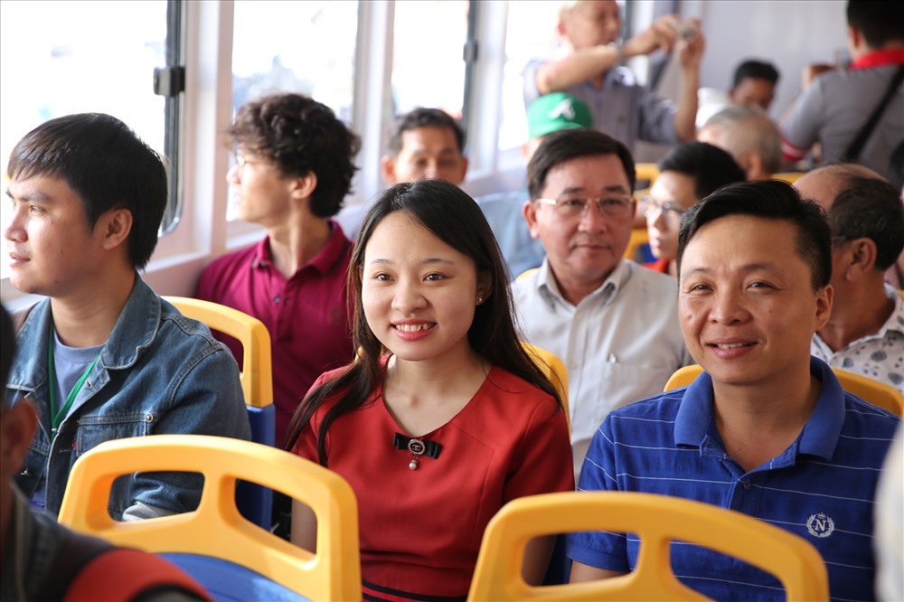 Anh Nguyễn Văn Bình (ngụ Q.Bình Thạnh) cho hay ông đến bến Bạch Đằng từ rất sớm để chờ lên tàu. Dù chưa biết đi lại có tiện lợi hay không nhưng ông rất vui vì người dân có thêm loại hình giao thông mới này, người dân có thêm lựa chọn để đi lại, ngắm cảnh. Ông cũng cho biết rất tin tưởng và an tâm khi đi buýt đường sông bởi buýt này khá hiện đại, đảm bảo an toàn. Ảnh: Minh Quân