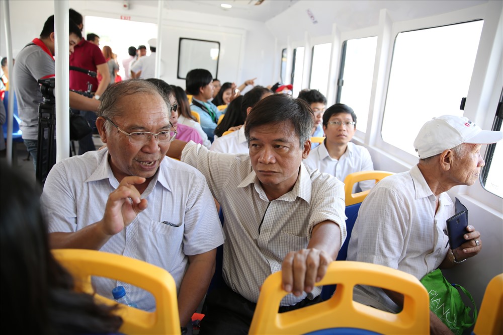 Chị Nguyễn Thị Thu Thảo (28 tuổi, Q.Bình Thạnh) rất phấn khởi khi biết tin tuyến buýt đường sông sẽ chay ngang qua nhà mình. Chị Thảo cho biết, buổi sáng chạy xe máy đi làm từ bán đảo Thanh Đa (Q.Bình Thạnh) tới Q. 1 mất gần 45 phút do đường kẹt xe. Sắp tới khi buýt sông chính thức vận hành chị sẽ trải nghiệm thử và có thể tương lai sẽ chuyển sang đi làm bằng buýt sông. “Mặc dù giá vé 15.000 mỗi chuyến hơi cao so với xe buýt nhưng nó hoàn toàn hợp lý khi ngồi trên tàu có thể thư thả ngắm cảnh sông nước, không phải chịu cảnh chen chúc, chật chội và khói bụi như đi đường bộ” – Chị Thảo – nói. Ảnh: Minh Quân