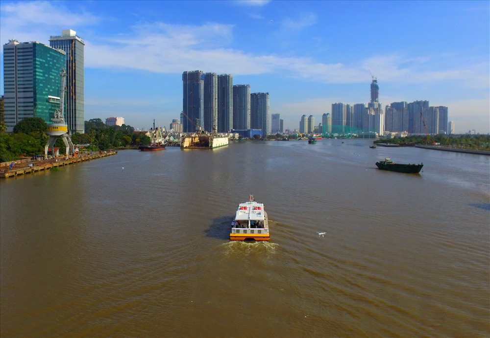 Ông Cường cho biết thành phố muốn phục vụ người dân được tốt nhất, để tuyến buýt đường sông vận hành được an toàn, tiện lợi, văn minh, để người dân khi đi lại bằng tuyến buýt đường sông có ấn tượng tốt và muốn đi lại lâu dài. Ảnh: Minh Quân