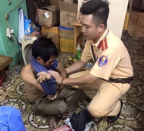 2 chiến sĩ công an đã mua cho người đàn ông một ổ bánh mỳ và một chiếc áo