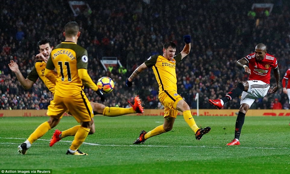 Pha bóng dẫn đến bàn thắng duy nhất của trận đấu. Ảnh: EMPICS Sport.