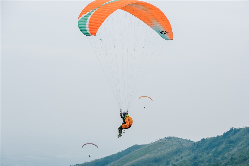 điểm bay Đồi Bù, đây là điểm bay thuộc xã Nam Phương Tiến B, Huyện Chương Mỹ, Hà Nội, chỉ cách thành phố Hà Nội khoảng 40km về phía Tây Nam.