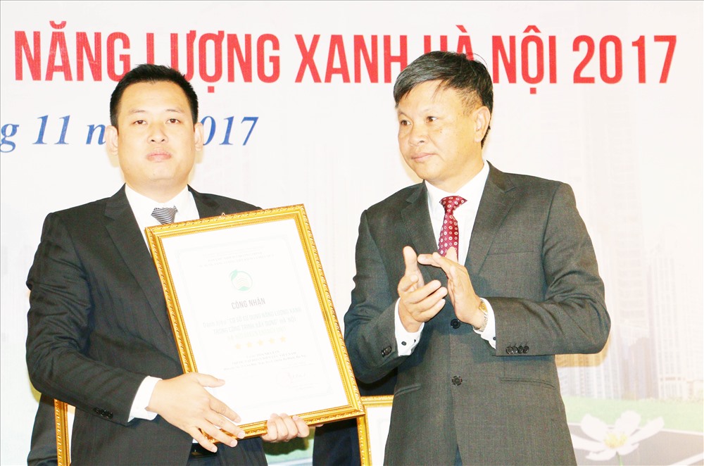Ông Nguyễn Ngọc Thám – Trưởng ban Quản lý Dự án Roman Plaza vinh dự lên nhận giải thưởng cao nhất của Chương trình