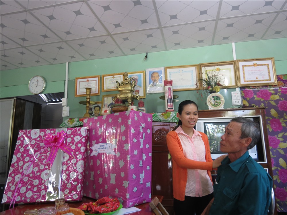 Ông Huỳnh và cháu gái trong căn nhà mới