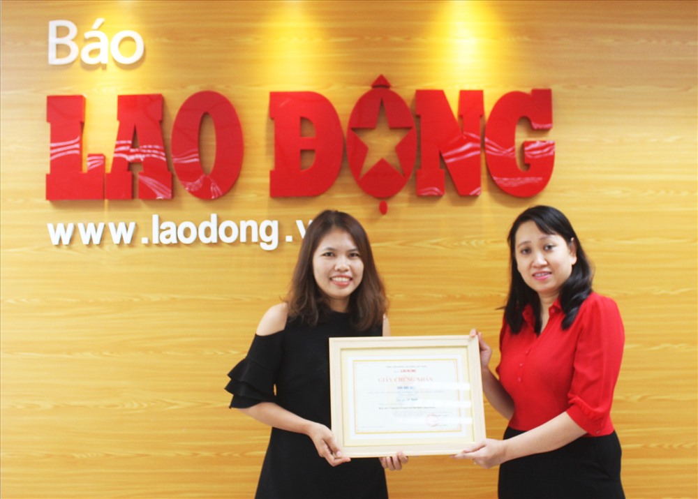 Trao giải thưởng cho tác giả Lê Thị Tuyết (phóng viên báo Lao Động) với bài viết “Chuyện về một nữ thủ lĩnh công đoàn”