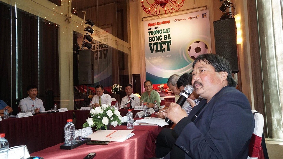 Cựu còi vàng Dương Mạnh Hùng trình bày những tâm tư và bức xúc của mình liên quan tới công tác trọng tài. Ảnh: Liêm Quang