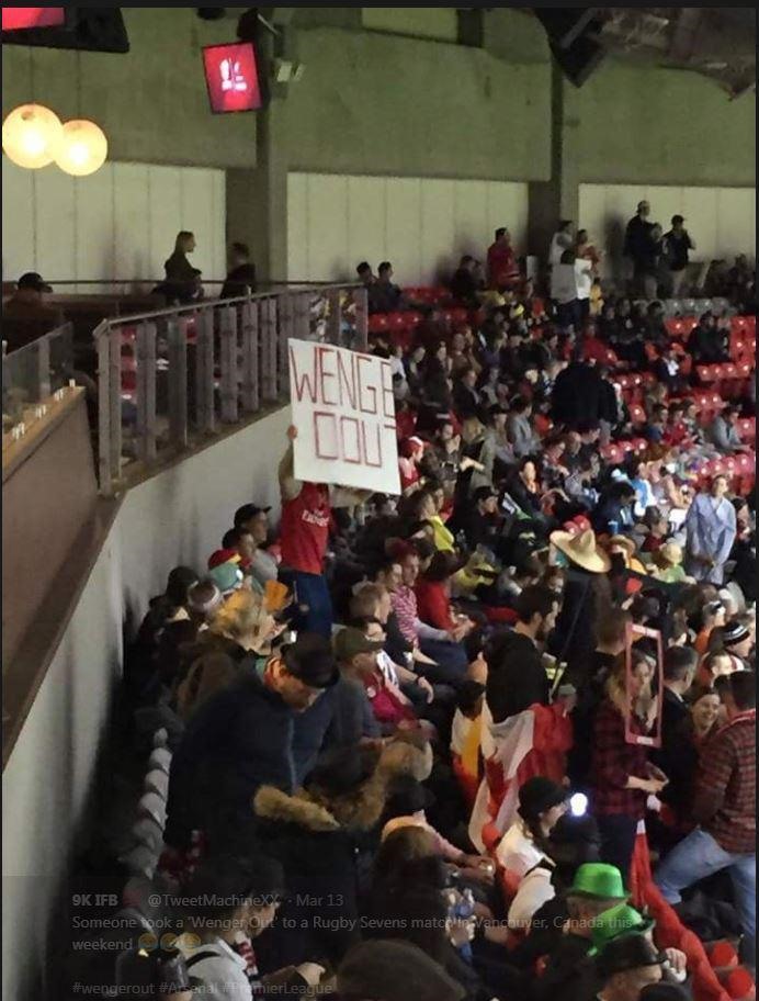 Trong một trận đấu rugby ở Canada, “Wenger Out” cũng góp mặt.