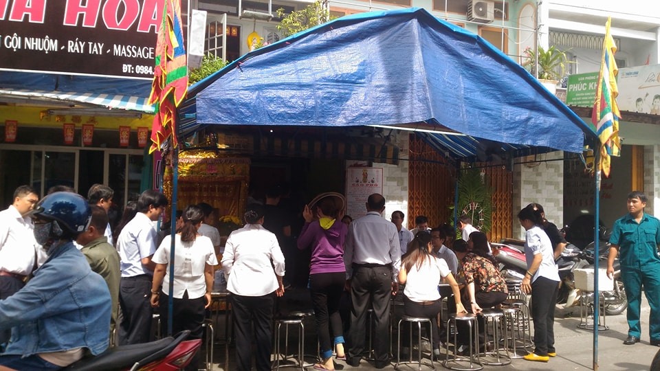 Người dân địa phương đến chia sẻ nỗi buồn với gia đình cháu N.H.V.K.