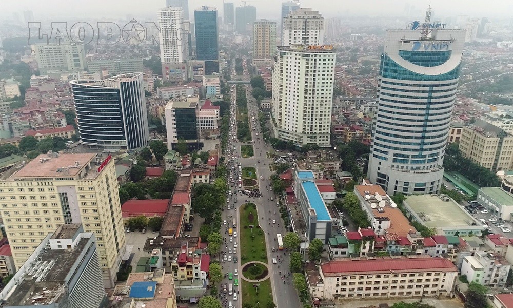 UBND TP Hà Nội vừa giao Sở GTVT thiết kế chỉnh trang, xén bớt dải phân cách giữa đường Nguyễn Chí Thanh để mở rộng lòng đường. Theo đó, dải phân cách giữa tuyến đường này hiện là 20 m sẽ bị xén gần 16 m, để lại 4,4 m (từ nút giao Láng đến nút giao Đê La Thành).