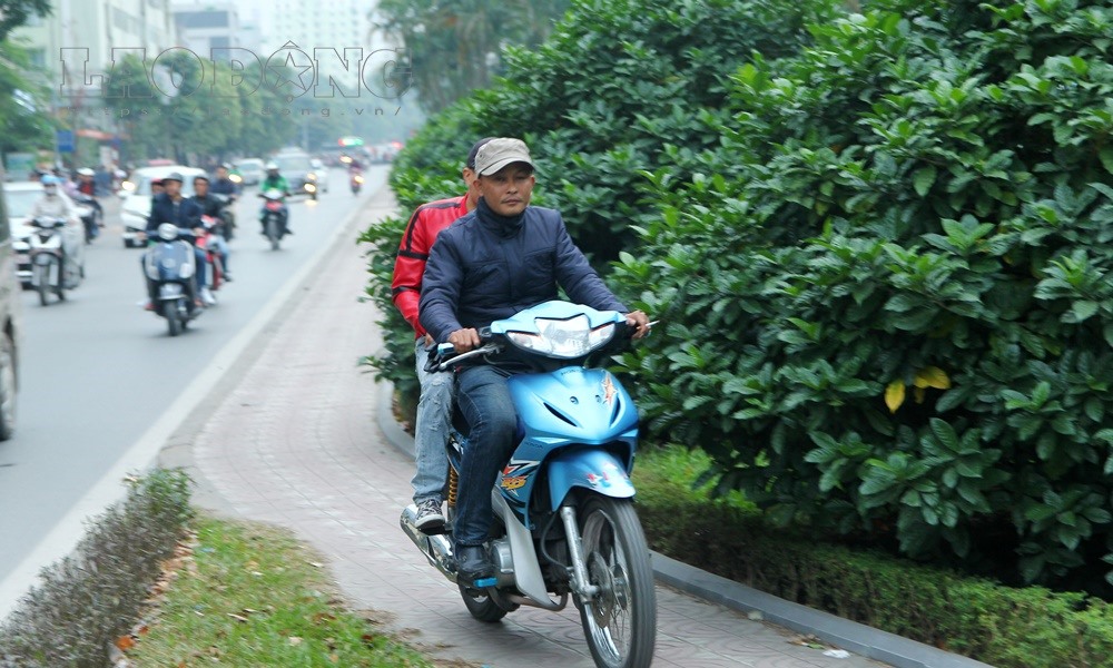 Người tham gia giao thông thường xuyên “trèo” lên dải phân cách để