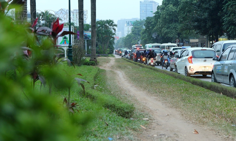 Vì lượng người leo lên dải phân cách đi quá nhiều nên ngay trên dải phân cách cũng hình t