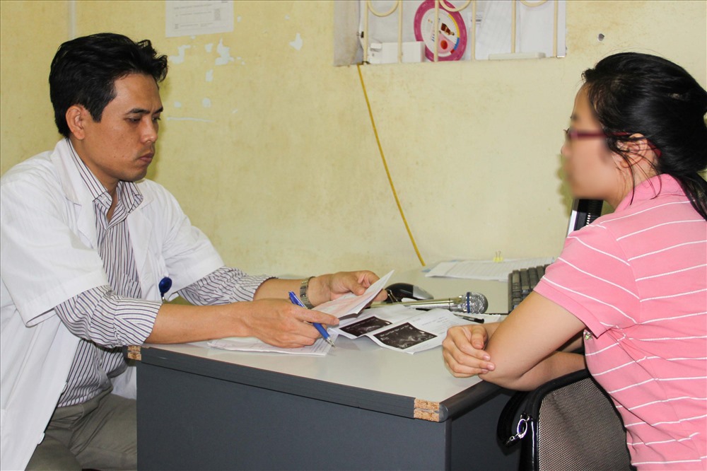 Bác sĩ Hồ Sĩ Hùng tư vấn về vô sinh, hiếm muộn và phương pháp điều trị cho bệnh nhân. Ảnh: T.H