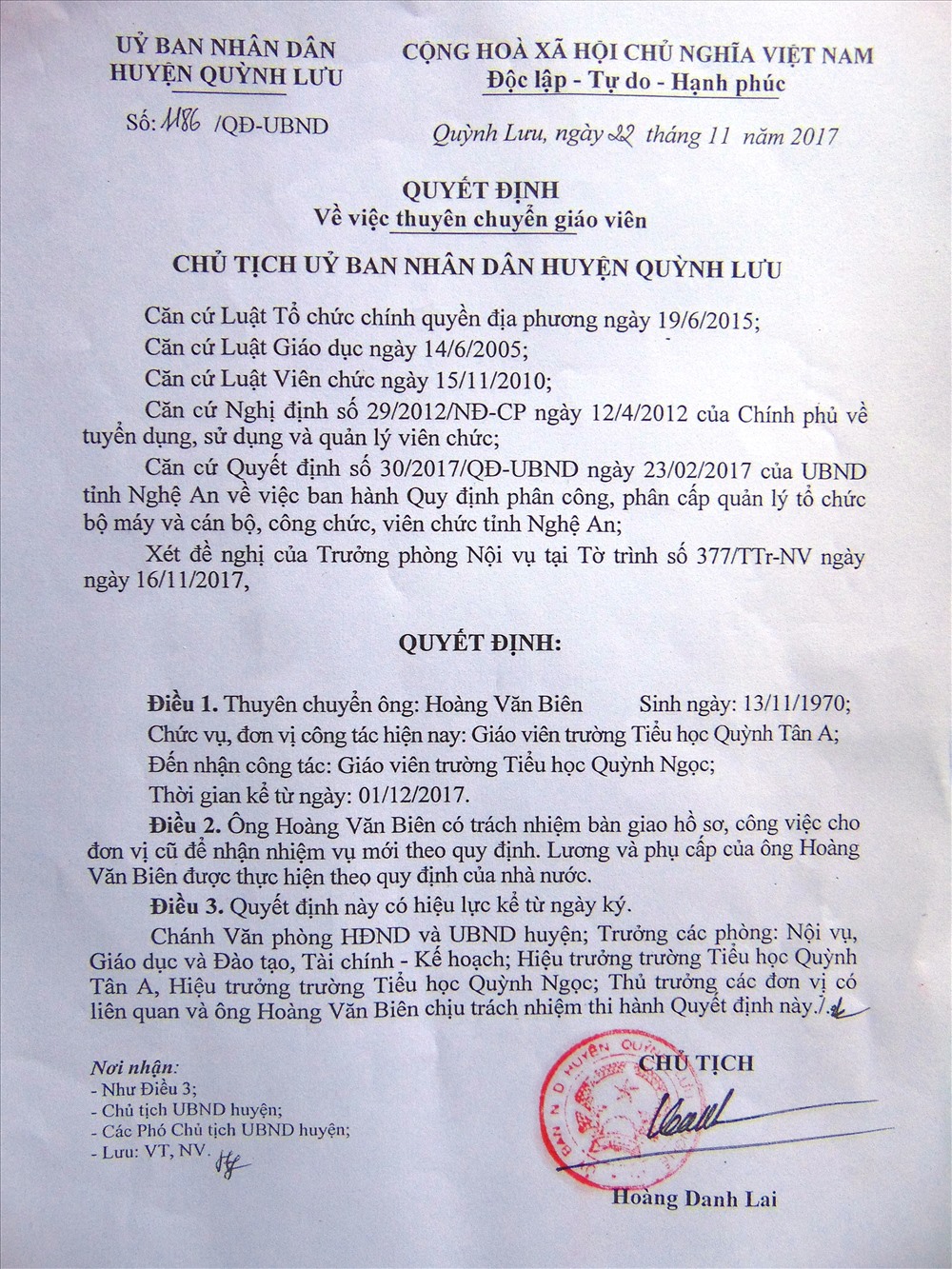 Quyết định thuyên chuyển đối với ông Hoàng Văn Biên. Ảnh: QĐ