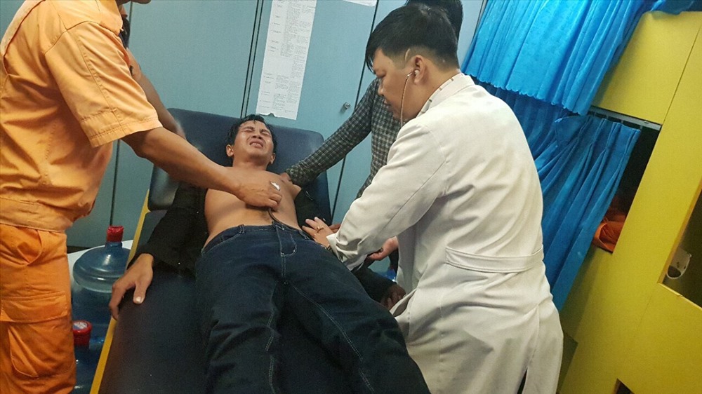 Các bác sĩ tận tình cứu chữa chưa thuyền viên