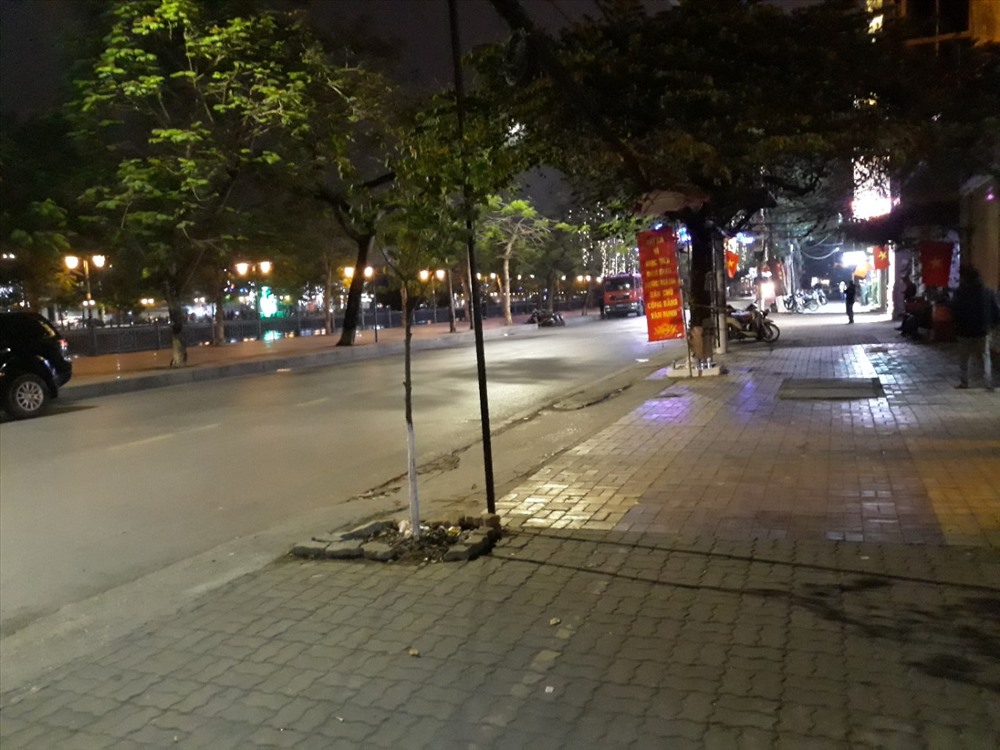 19h ngày 25.11, tuyến đường Nguyễn Đức Cảnh, Lê Chân, Hải Phòng, vắng vẻ bất ngờ. Không còn cảnh tượng phương tiện lưu thông đậu đỗ trên đường, hàng quán trên vỉa hè cũng bị dẹp bỏ, khu phố trở nên yên tĩnh... Ảnh TN