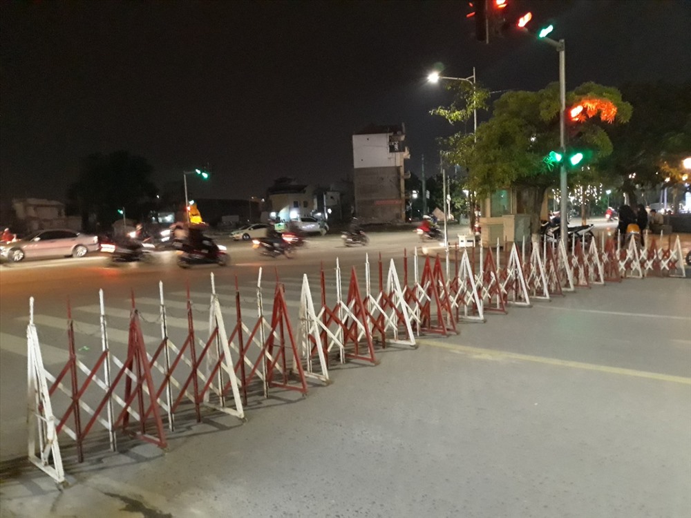 Đầu vào tuyến đường đều có lực lượng công an, cảnh sát giao thông làm nhiệm vụ, rào chắn kín lối vào không cho các phương tiện lưu thông. Theo nhà chức trách, việc cấm đường là để phục vụ cho việc chuyển phạm nhân từ trại tạm giam Công an thành phố tại 128 Nguyễn Đức Cảnh, Lê Chân, xuống trại tạm giam tại xã