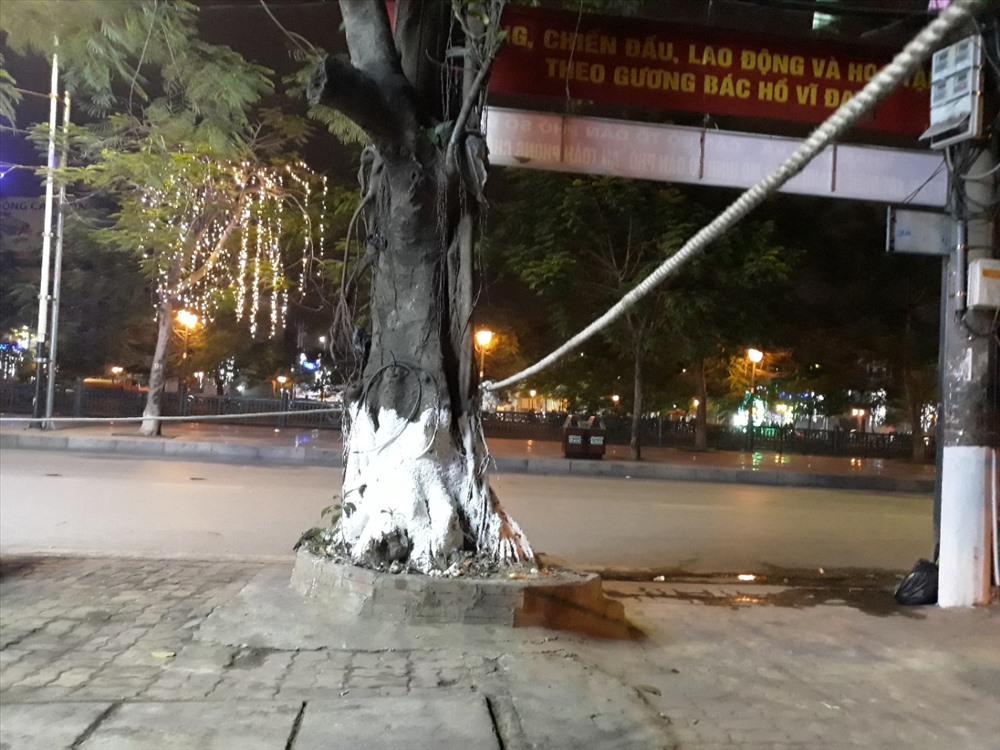Người dân quanh khu vực cũng bị hạn chế đi lại, dây thừng