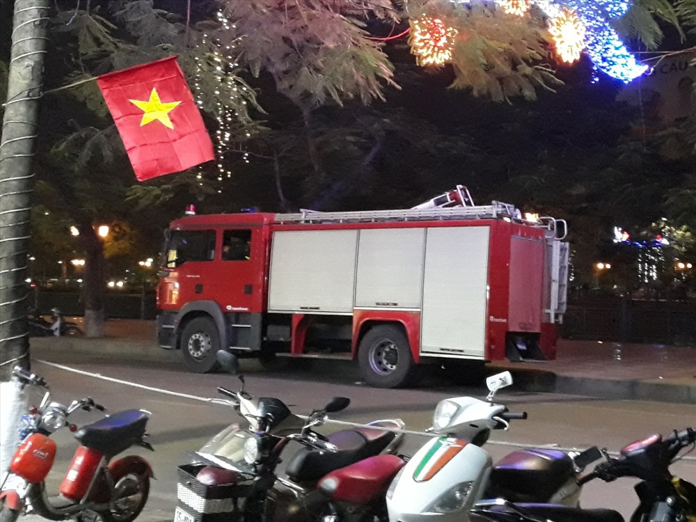 Xe chữa cháy cũng được huy động, mọi phương án tác chiến được triển khai phối hợp chặt chẽ...