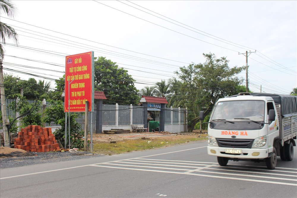 Cạnh trạm thu phí có biển cảnh báo: “Gây rối trật tự công cộng, gây cản trở giao thông nghiêm trọng thì bị phạt tù từ 2 năm đến 7 năm“.