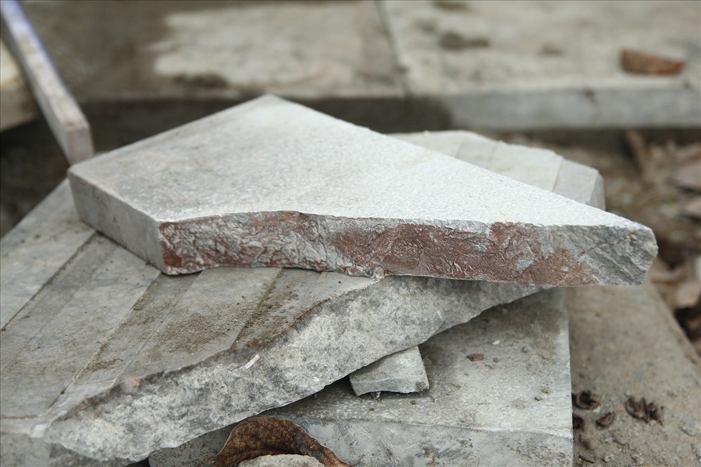Đá tự nhiên lát vỉa hè xuống cấp.