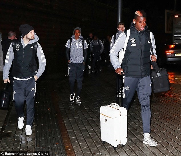Các cầu thủ M.U đã đến sân Vicarage Road. Ảnh: Daily Mail.