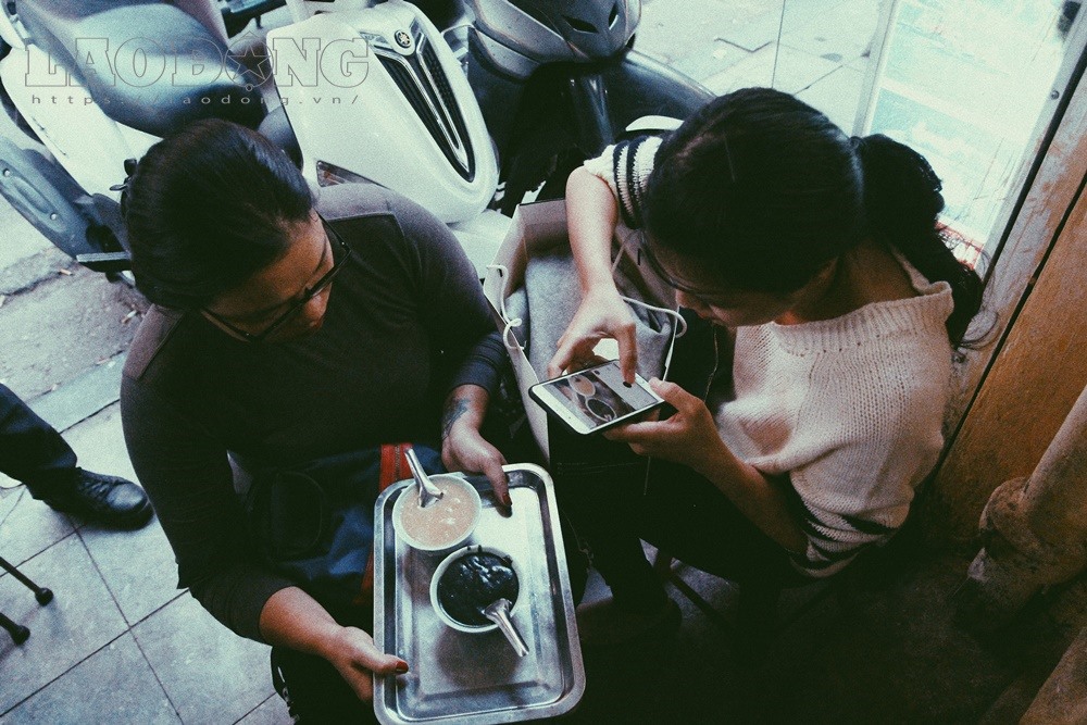 Một số bạn trẻ tranh thủ check-in với món bánh trôi tàu.