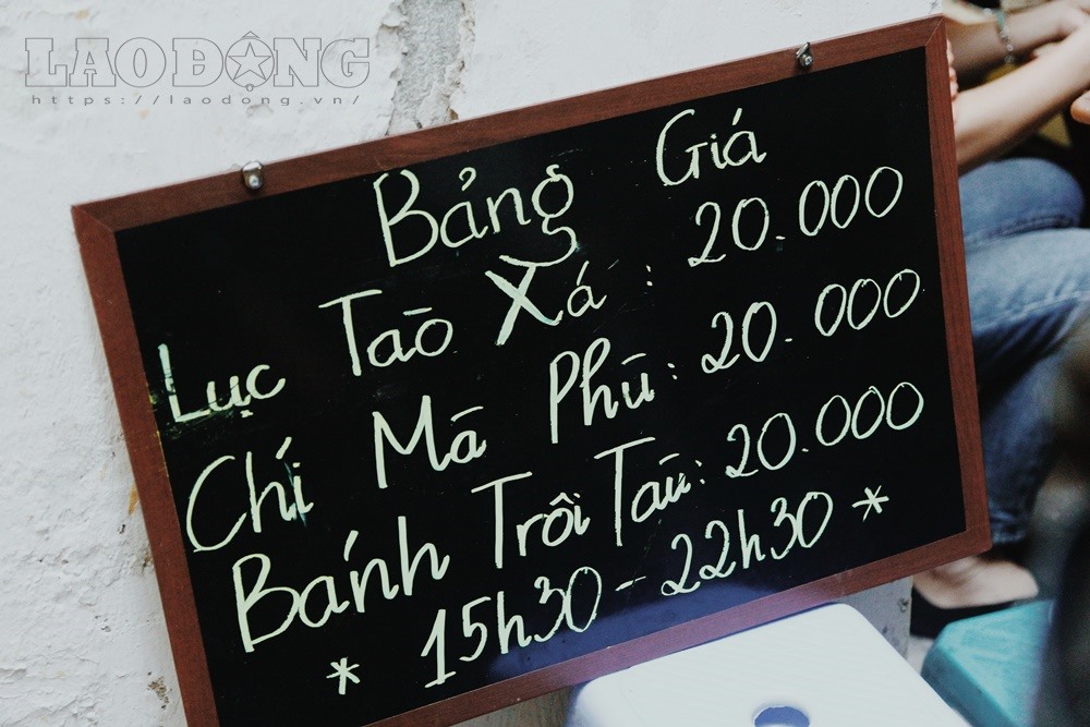 Bảng thực đơn kèm theo giá của mỗi món.