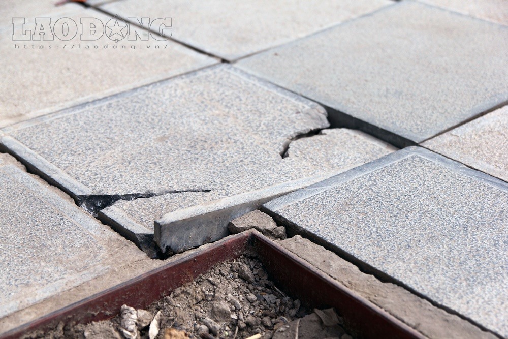 Các viên đá tự nhiên có độ bền nửa thế kỷ vỡ vụn, cập kênh.