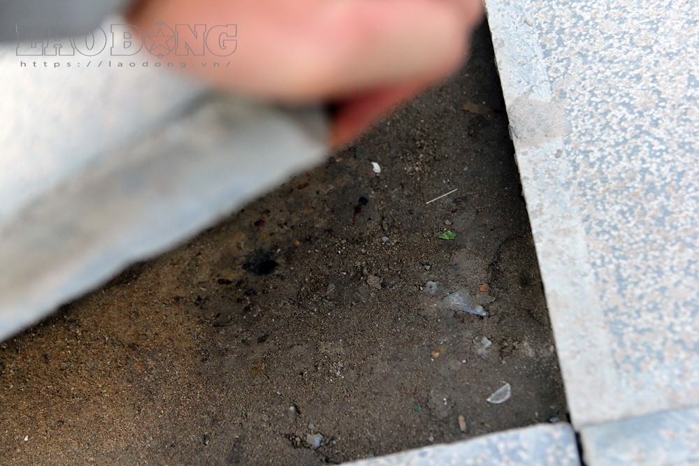 Phần nền vỉa hè khô khốc, không hề kết dính với vật liệu.