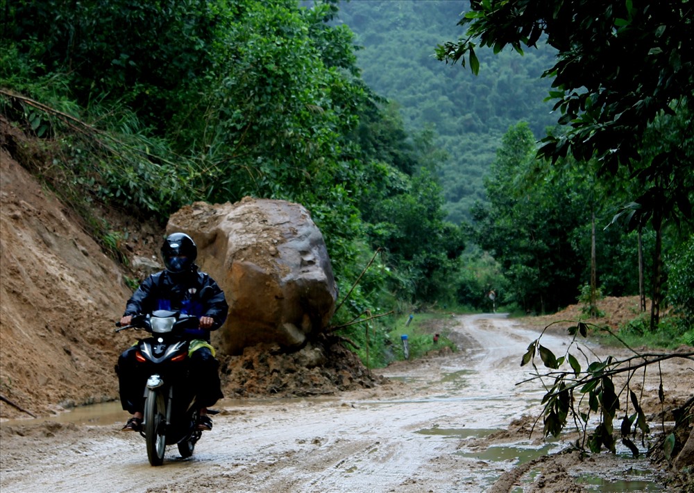 Ớn lạnh những hòn đá “treo” lơ lửng ở trên đầu. Ảnh: T.H