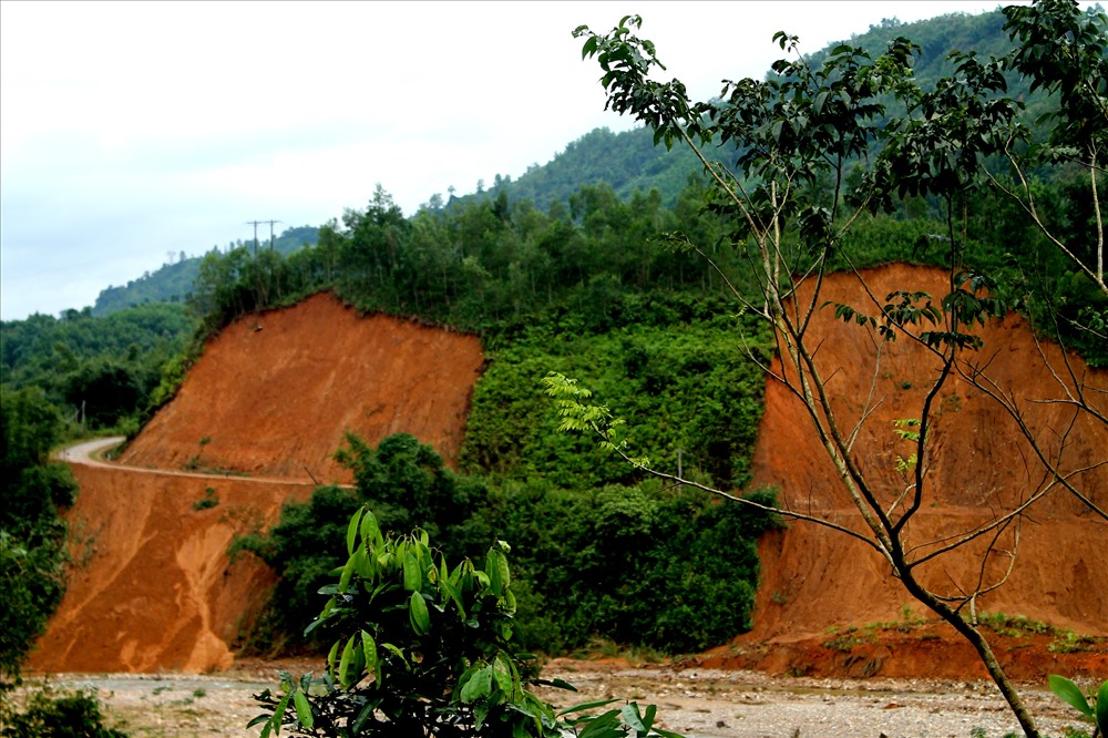 Điểm sạt lở ở xã Trà Phong. Ảnh: T.H