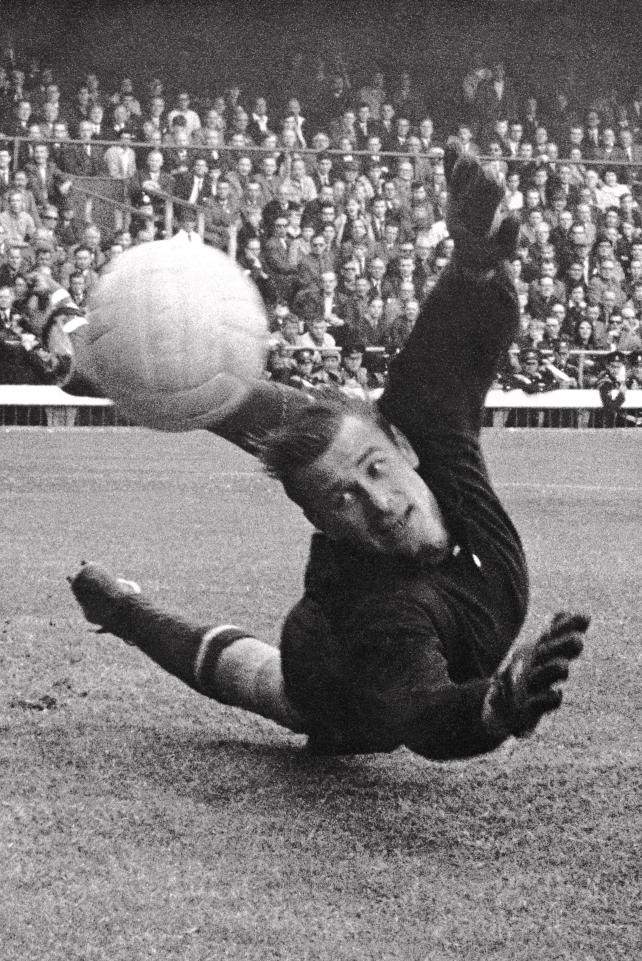 Lev Yashin những ngày còn thi đấu. Ảnh: PA.