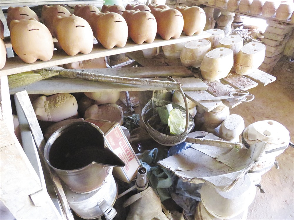 Những dụng cụ để làm heo đất.