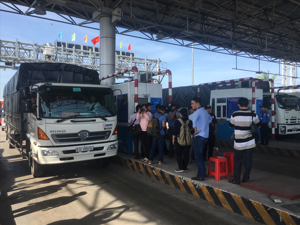 Rất đông các phóng viên đến tác nghiệp tại trạm BOT Cai Lậy (ảnh: P.V)